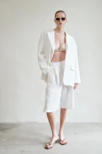 Lumina Λευκό Κουστούμι από Εξώπλατο Γιλέκο και Loose Fit Βερμούδα με ανοίγματα στο πλάι - Image 5