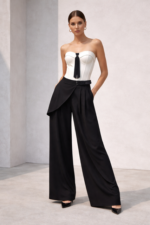 Mochy Μαύρο παντελόνι σε wide leg γραμμή με ενσωματωμένο ζωνάκι και ασύμμετρη λεπτομέρεια στο πλάι
