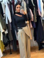 Mochy Μπεζ παντελόνι σε άνετη, wide leg γραμμή με ενσωματωμένο ζωνάκι και ασύμμετρη λεπτομέρεια στο πλάι - Image 4