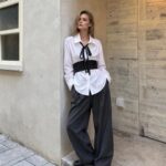 Λευκό Πουκάμισο συνοδευόμενο από πολυμορφική μαύρη ζώνη